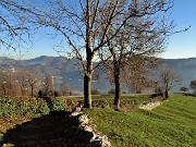 76 Il 505A-B scende ben acciottolato tra muri di pietre a secco 